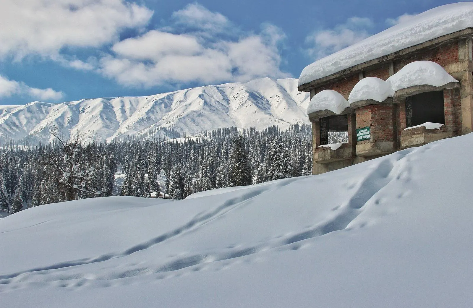 Kashmir – Abandoned Gulmarg Hotel