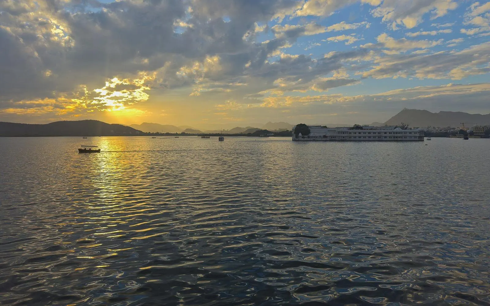 Rajasthan – Lake Pichola at sunset, Udaipur, Rajasthan, India